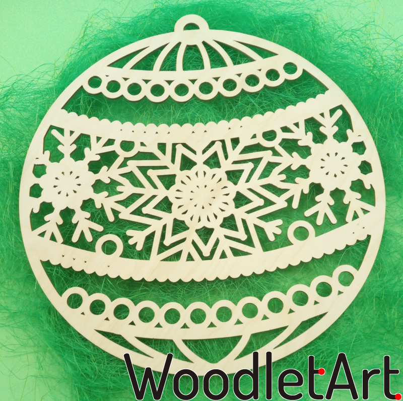 Duża ażurowa drewniana bombka dekoracja ścienna.